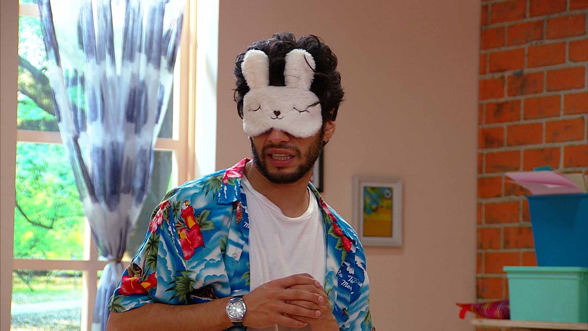 hombre con antifaz de conejito para dormir