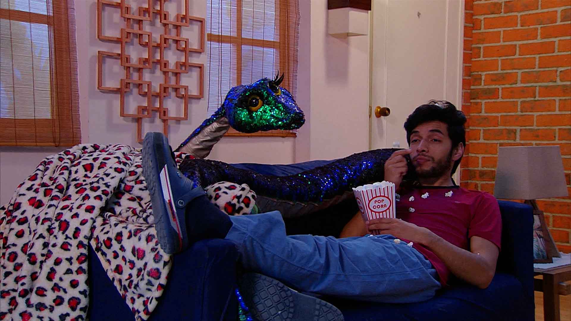 hombre viendo películas con su serpiente