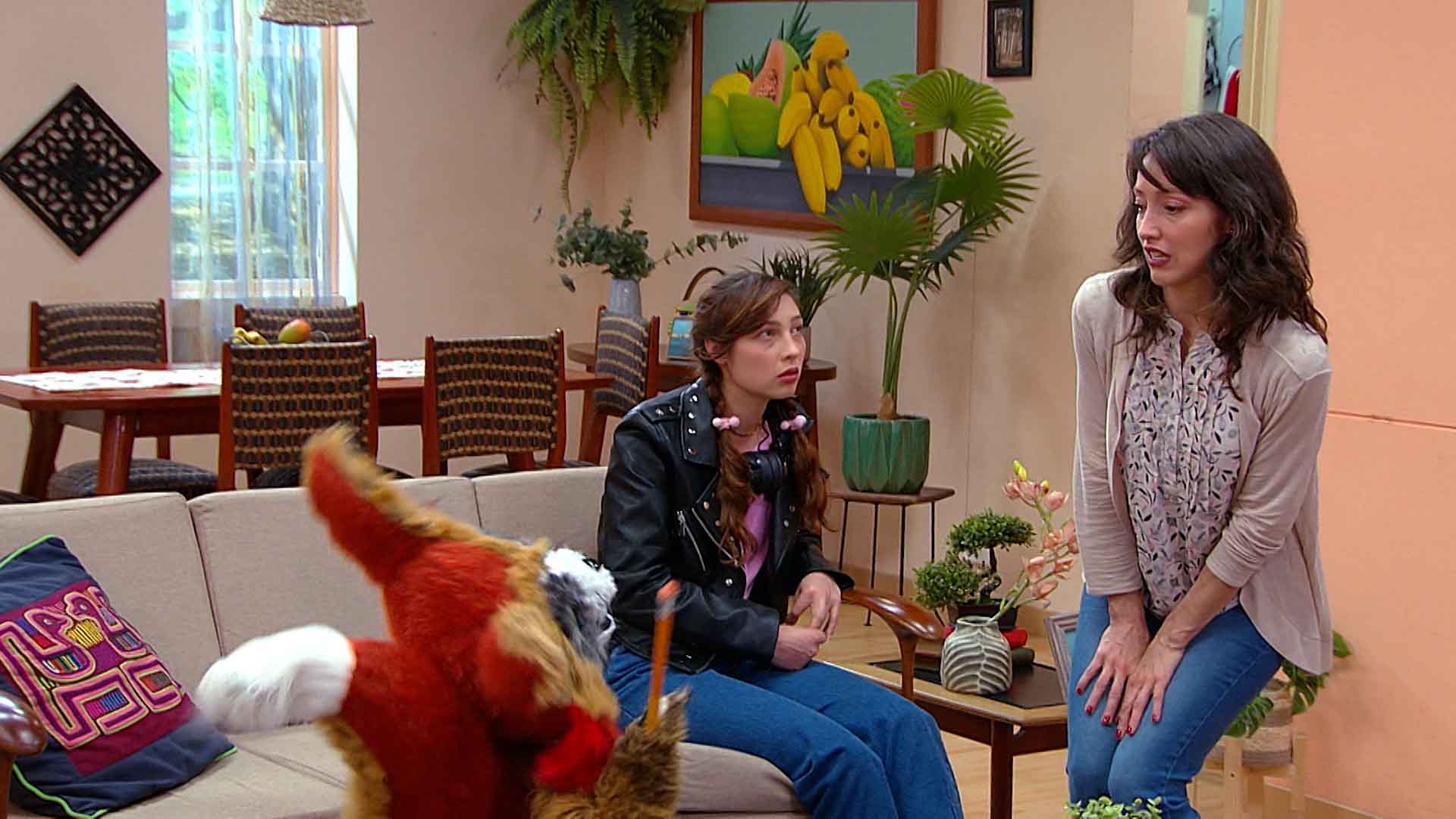 madre e hija hablando con un zorro de peluche
