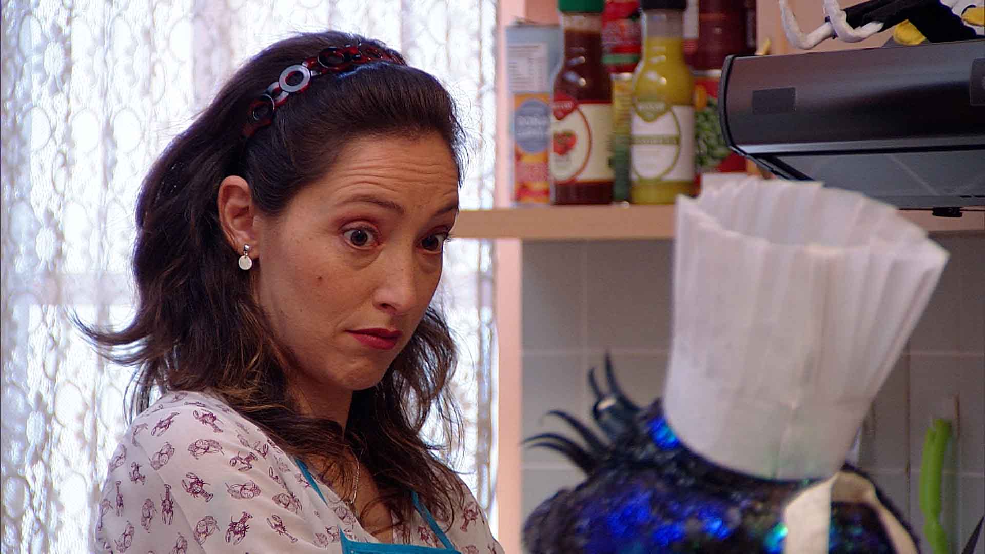 una mujer con rostro de asombro