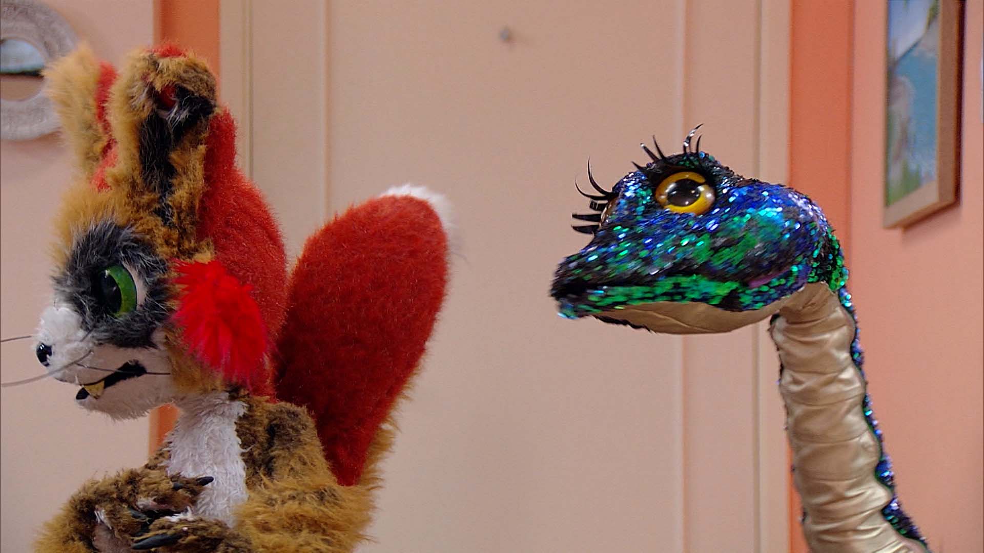 serpiente y zorro de peluche discutiendo