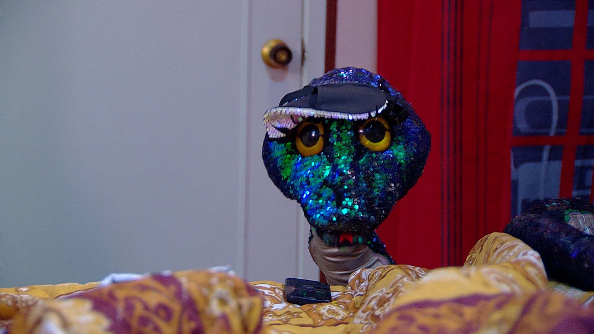 serpiente de lentejuelas con cachucha