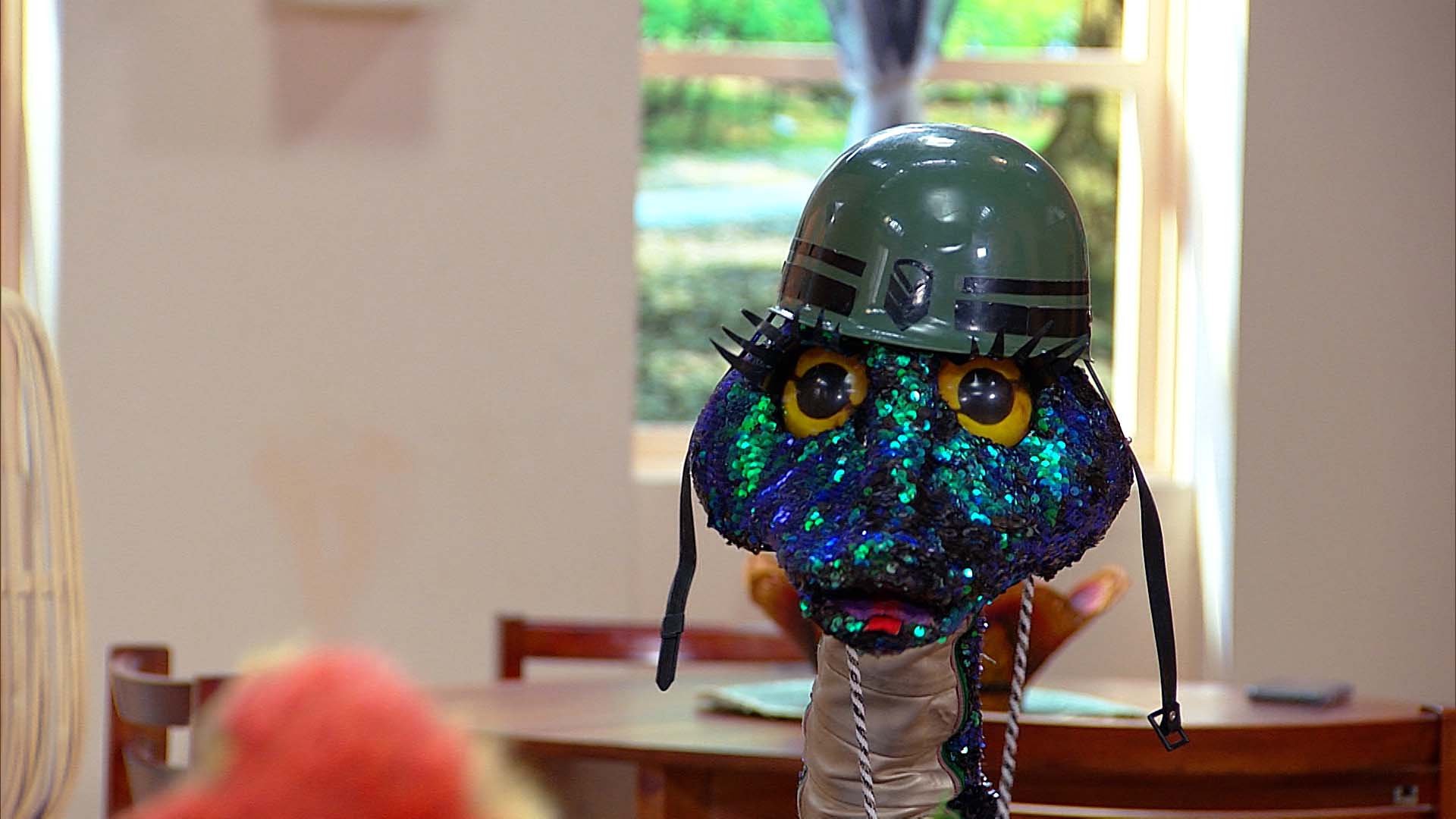 serpiente con casco militar