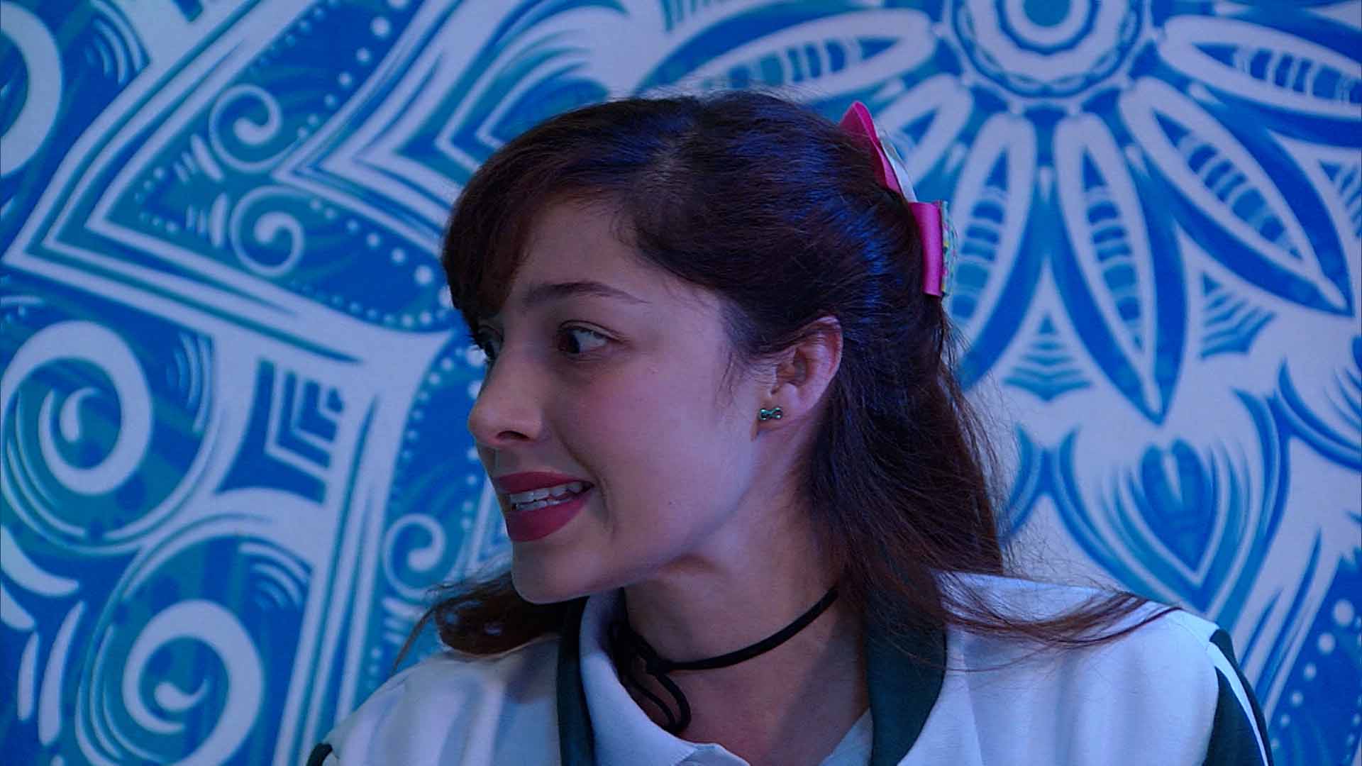 niña sobre fondo azul de mandalas