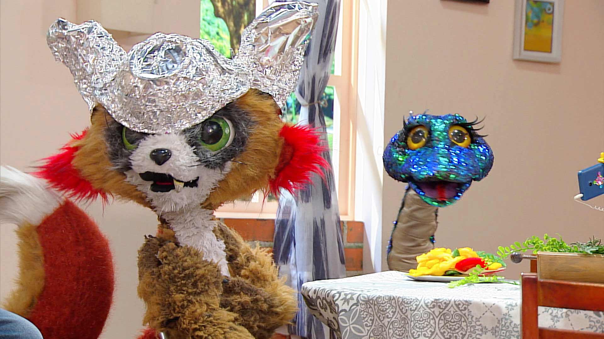 una serpiente de lentejuealas y un zorro con sombrero 