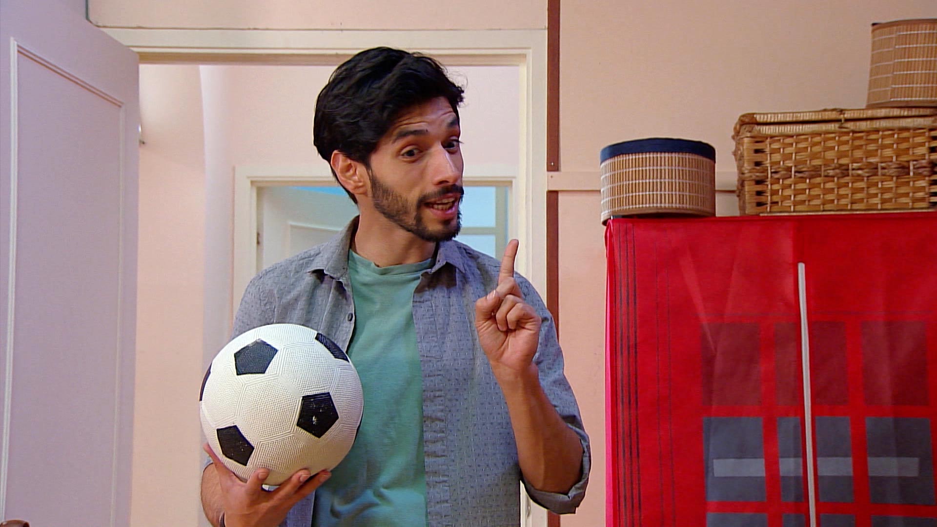 hombre con pelota de fútbol en mano 