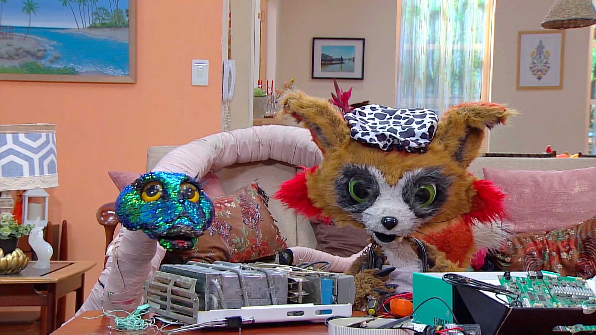 zorro y serpiente de peluche conspirando