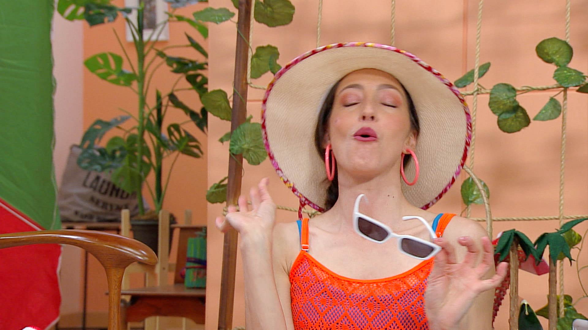 mujer con sombrero y gafas de playa 
