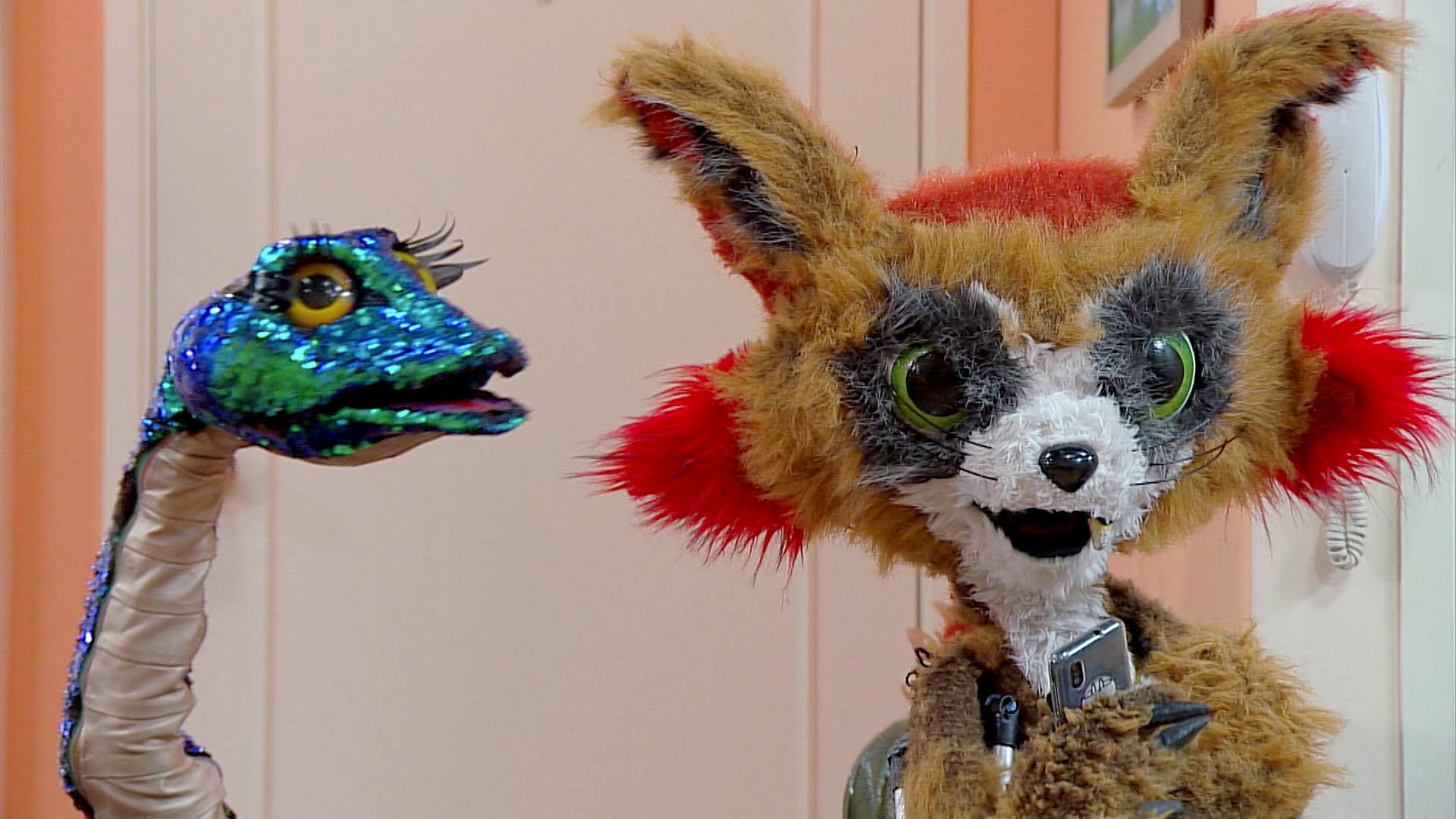 serpiente contándole algo al zorro 