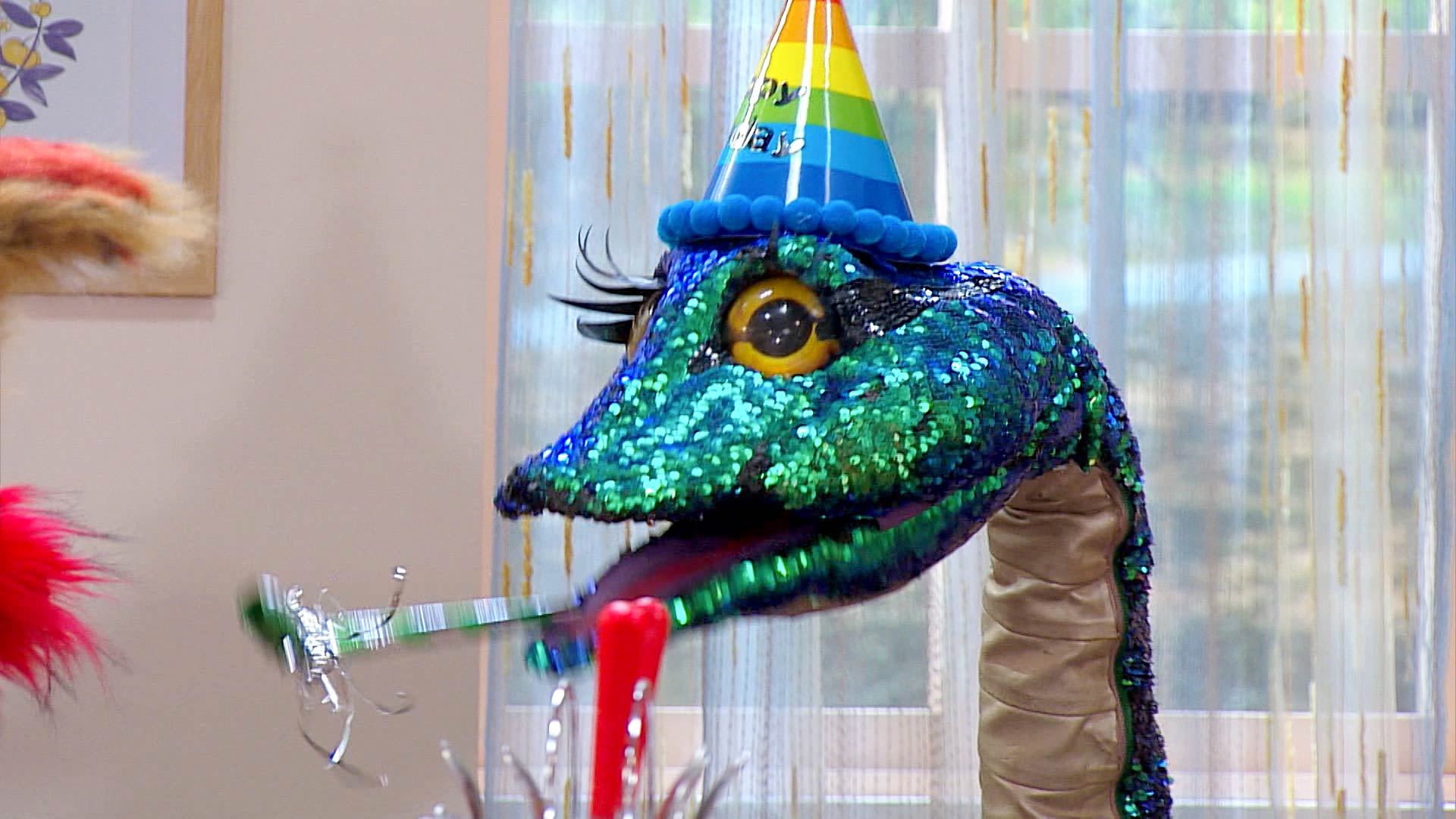 serpiente con gorrito y pito de fiesta