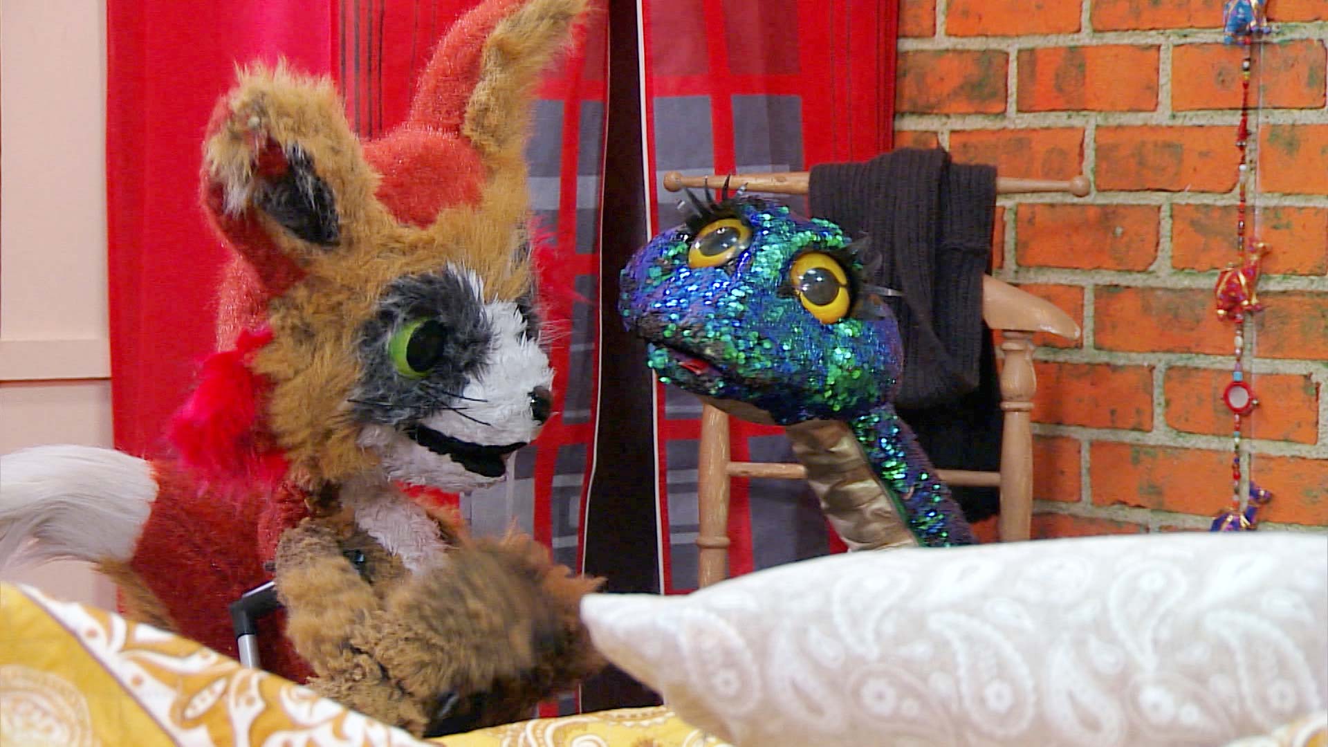 serpiente acercándose mucho a un zorro 