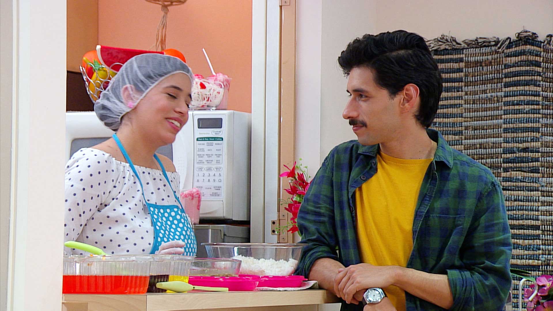 hombre y mujer en una cocina 