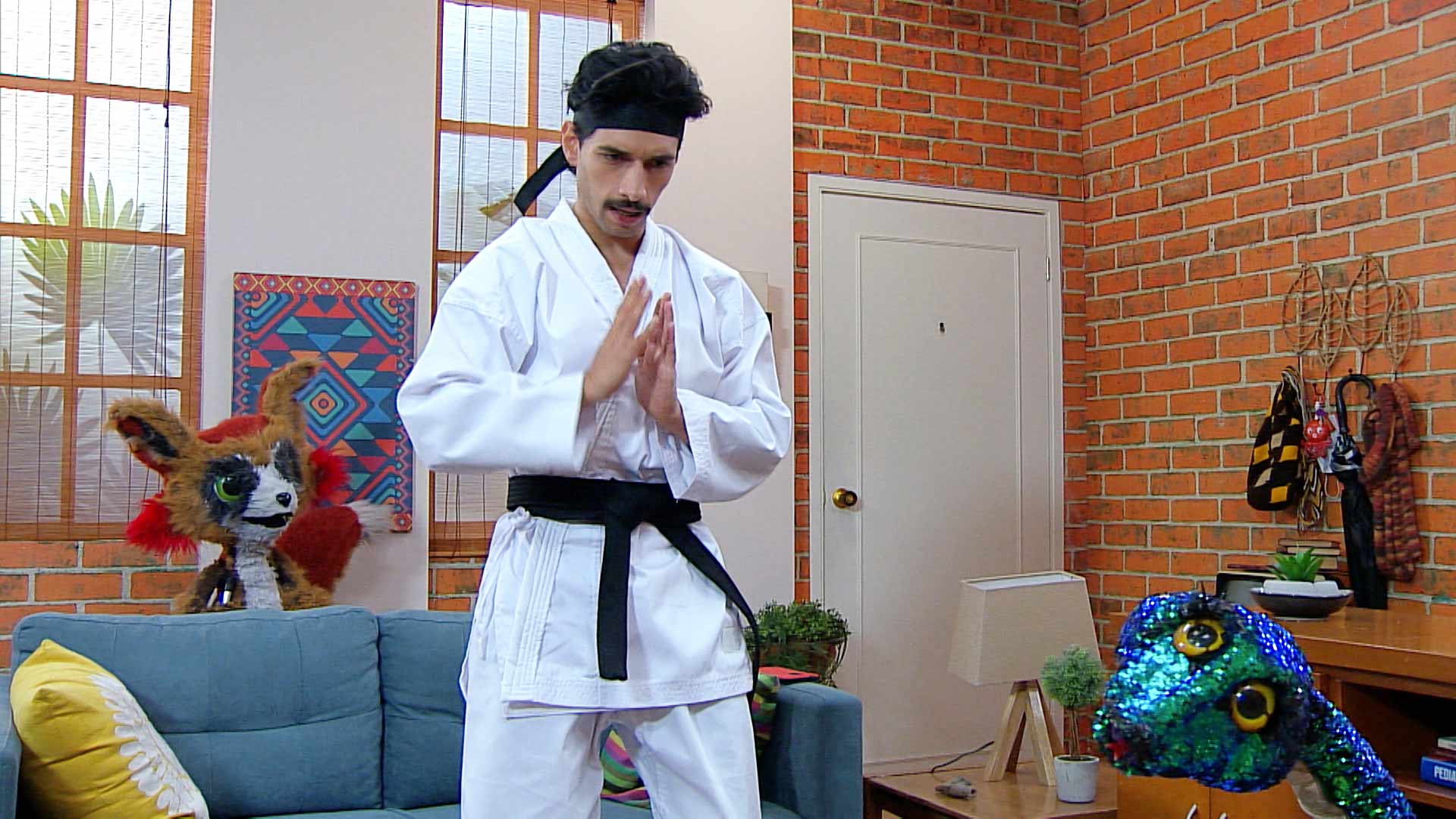 hombre haciendo karate