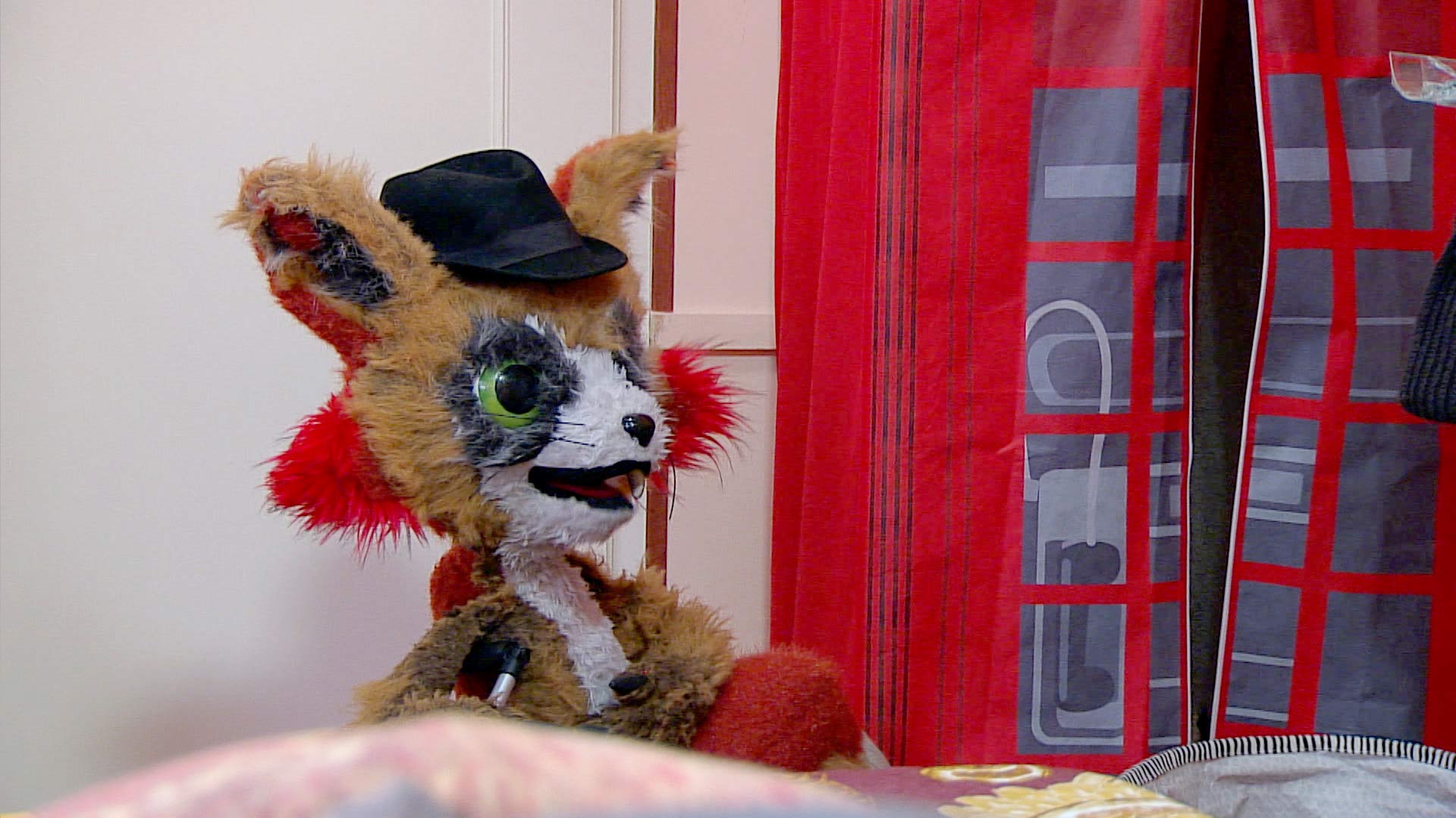 un títere zorro con sombrero negro