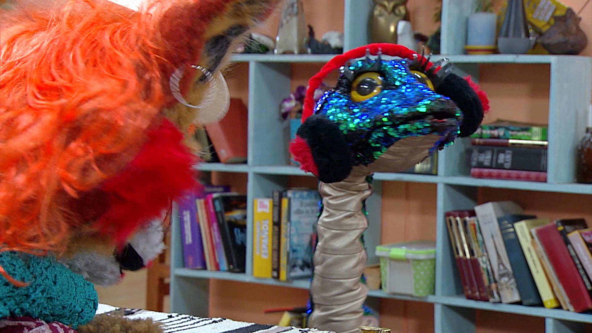 serpiente de lentejuelas con audífonos 