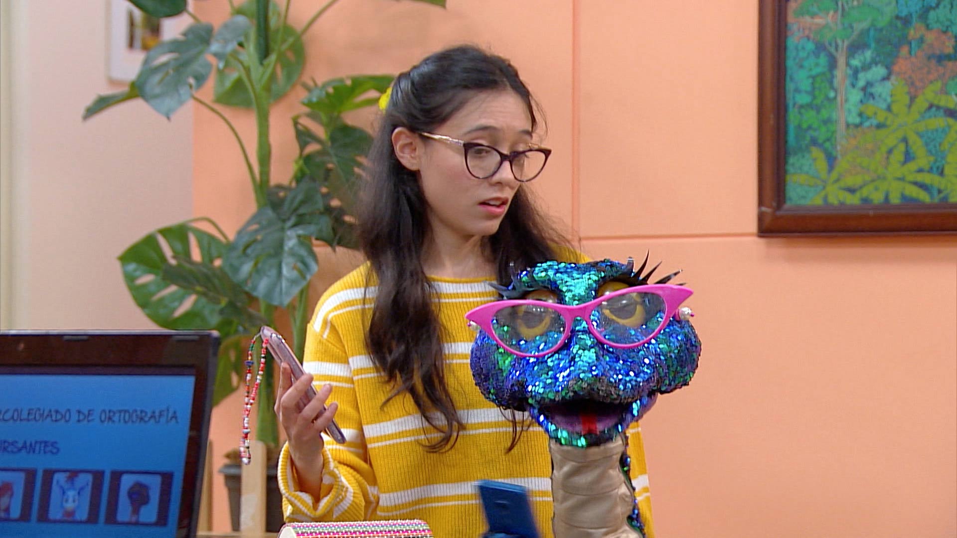 Mujer y serpiente de lentejuelas usando gafas