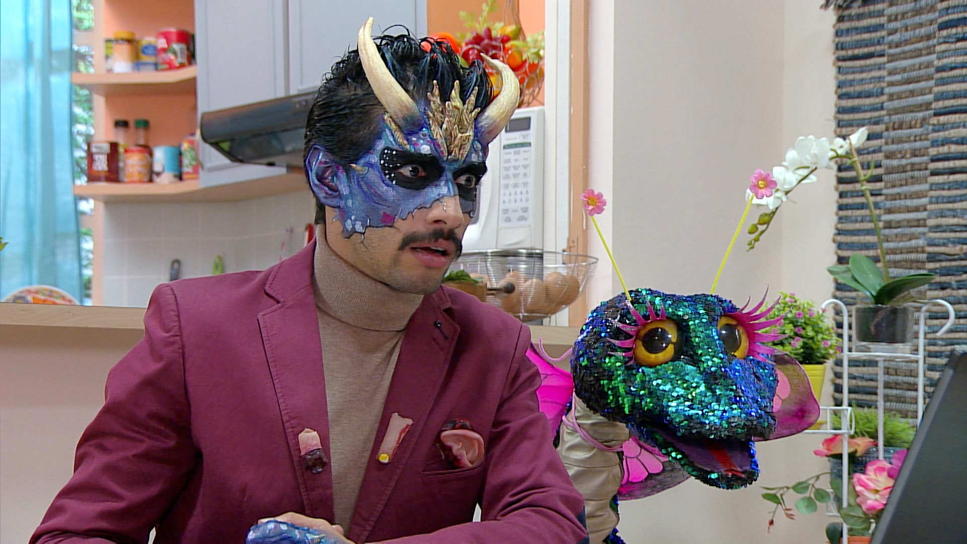 Hombre disfrazado de diablo con su serpiente