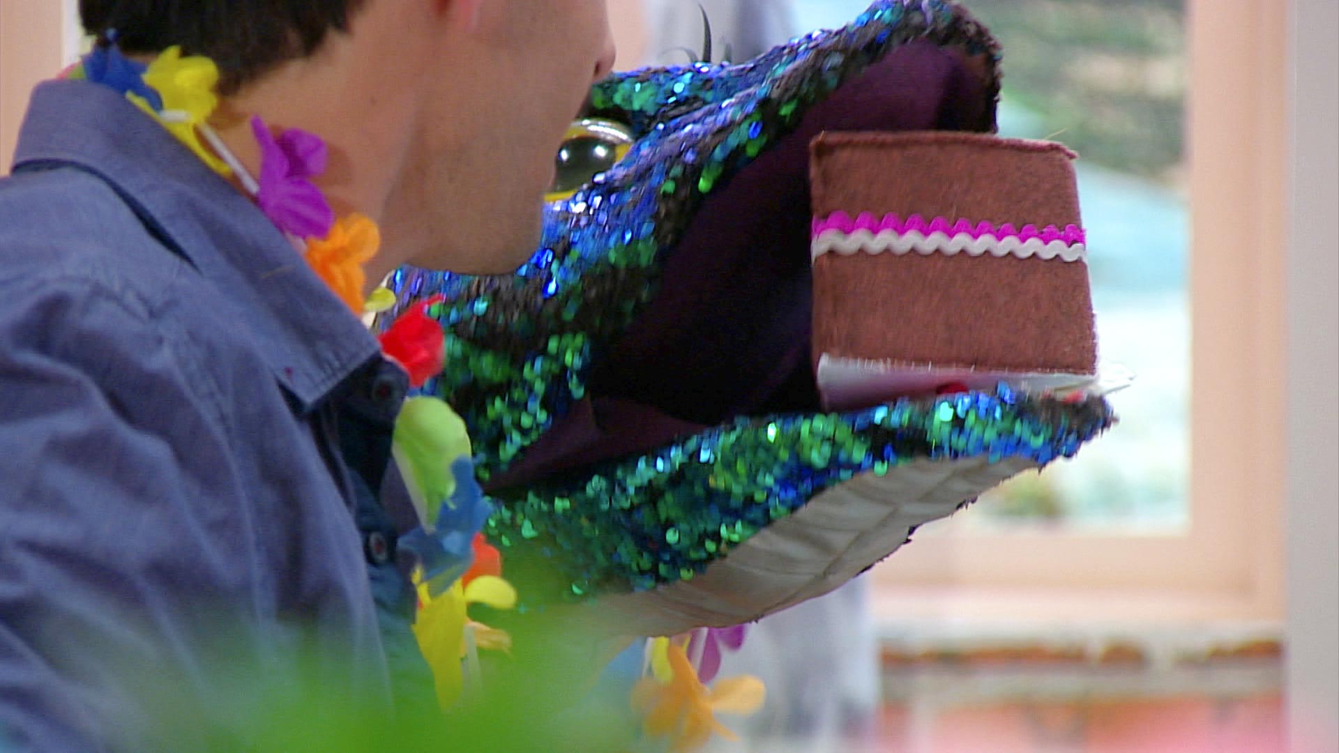 serpiente de lentejuelas comiendo ponqué