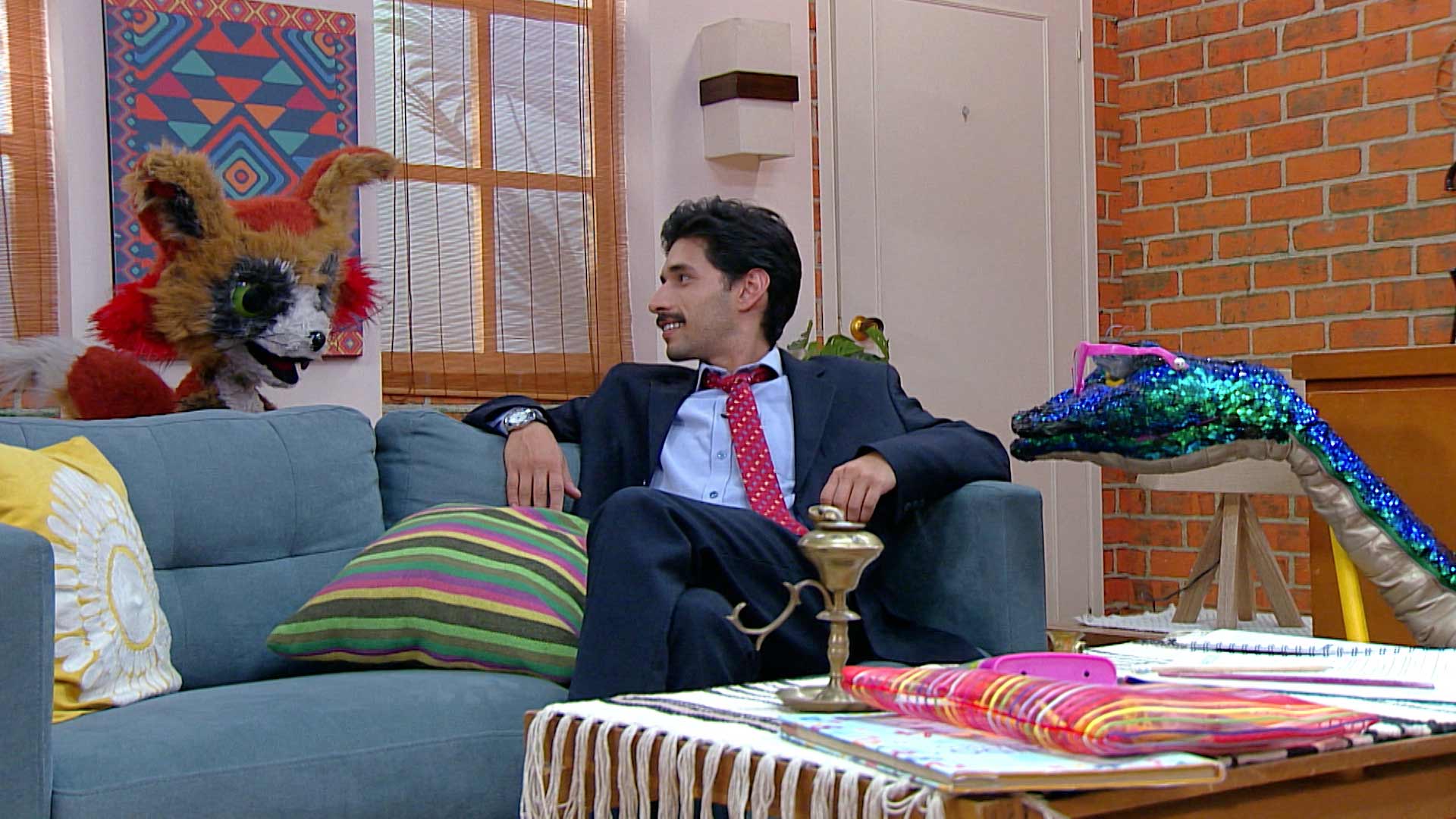 zorro y serpiente hablando con un humano