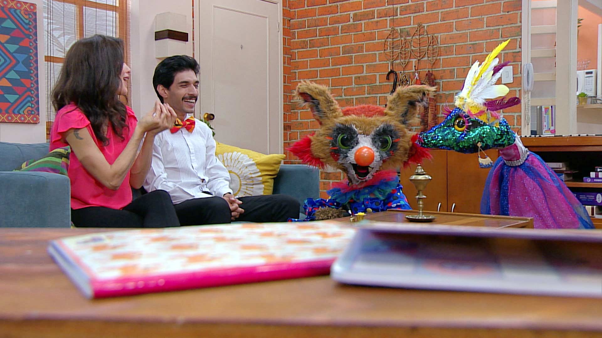 personas y muñecos pasando un buen rato