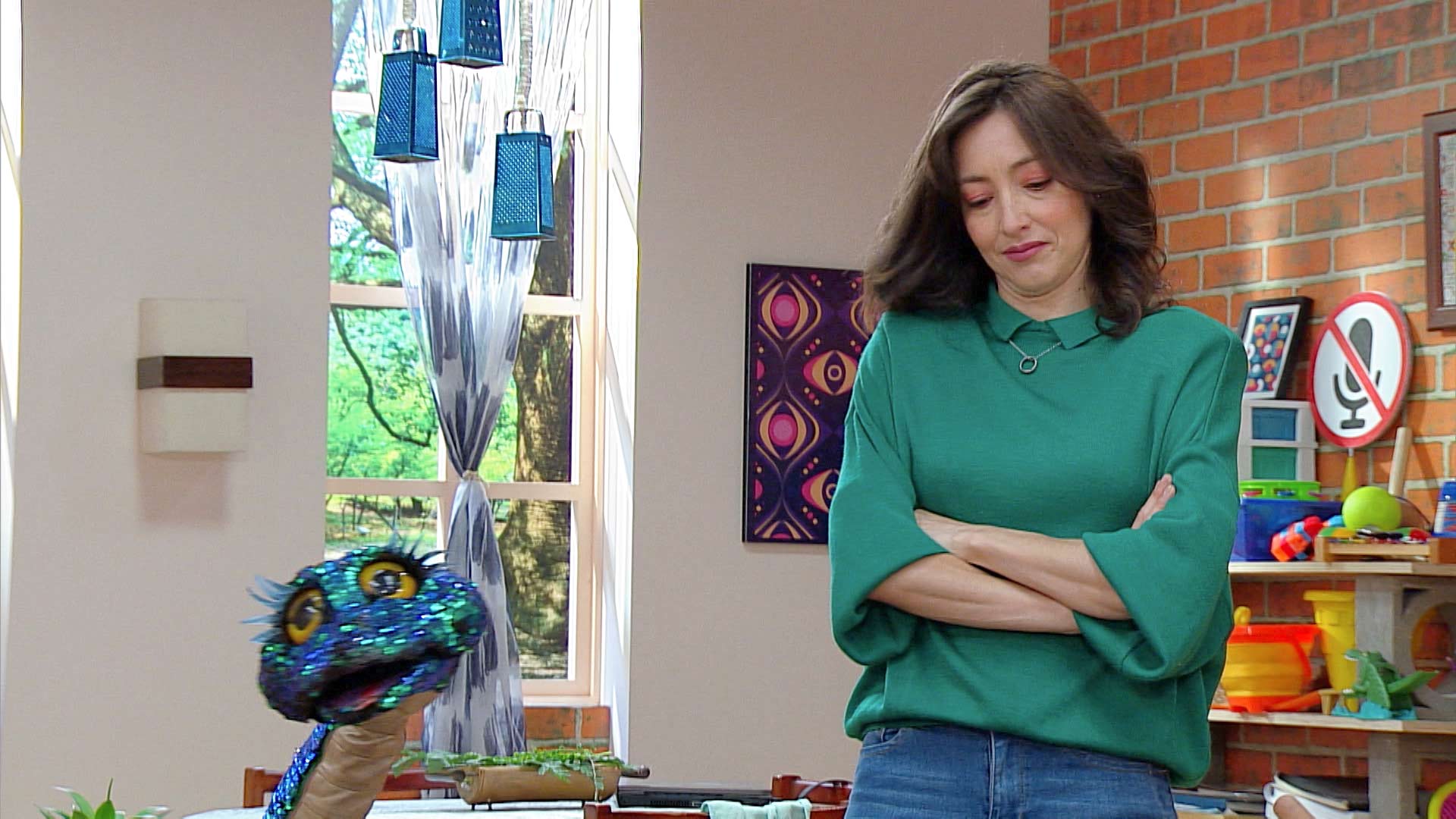 mujes de brazos cruzados mirando a una serpiente de lentejuelas