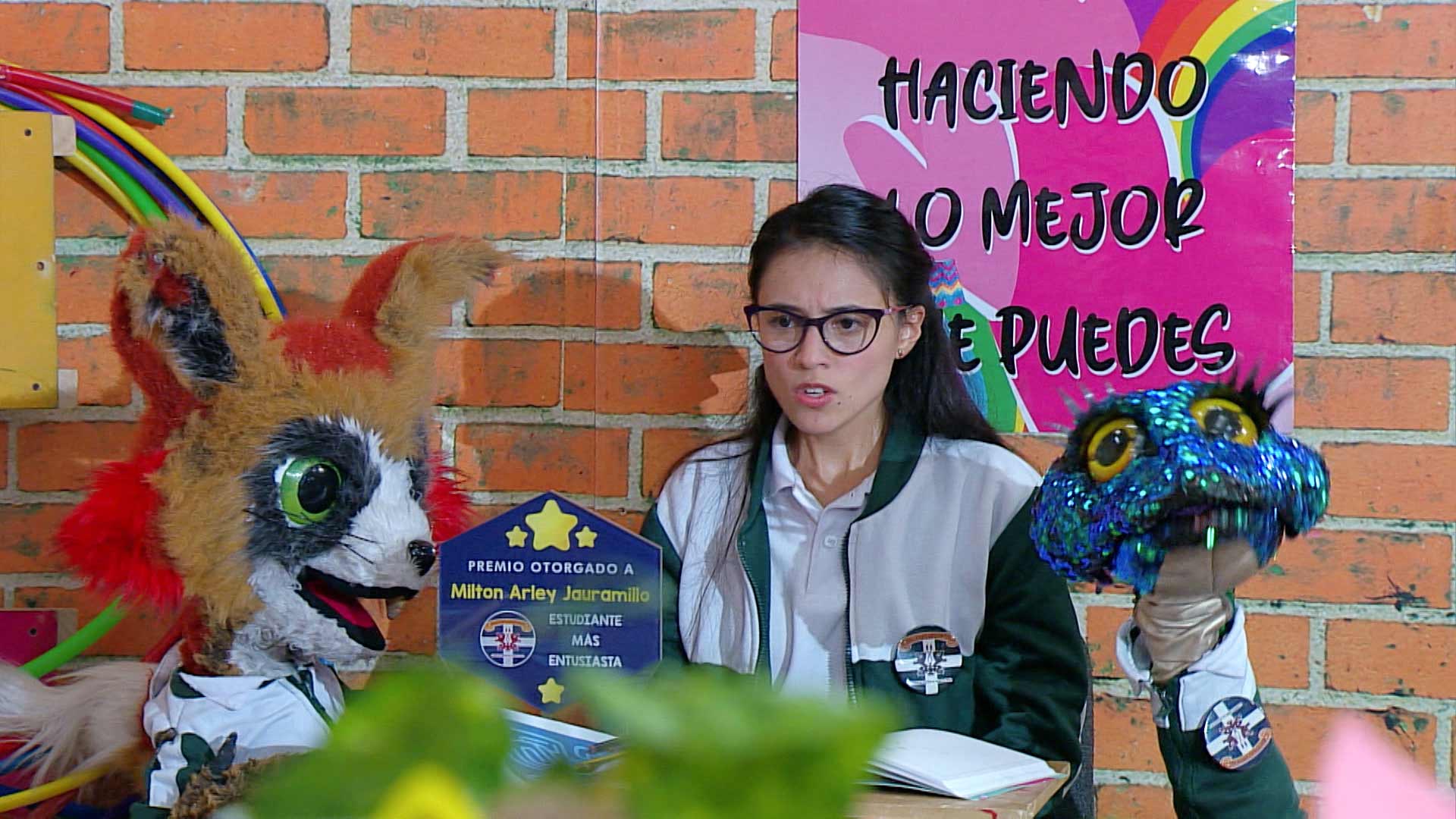 niños con peluches en el colegio