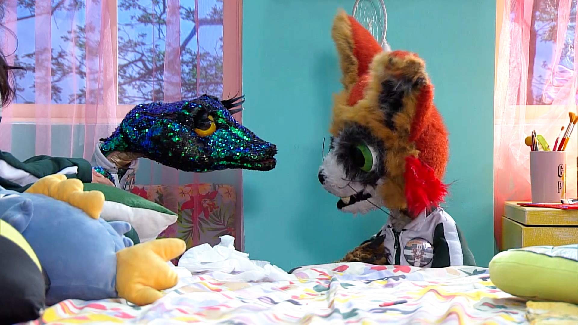 peluches mirándose fíjamente