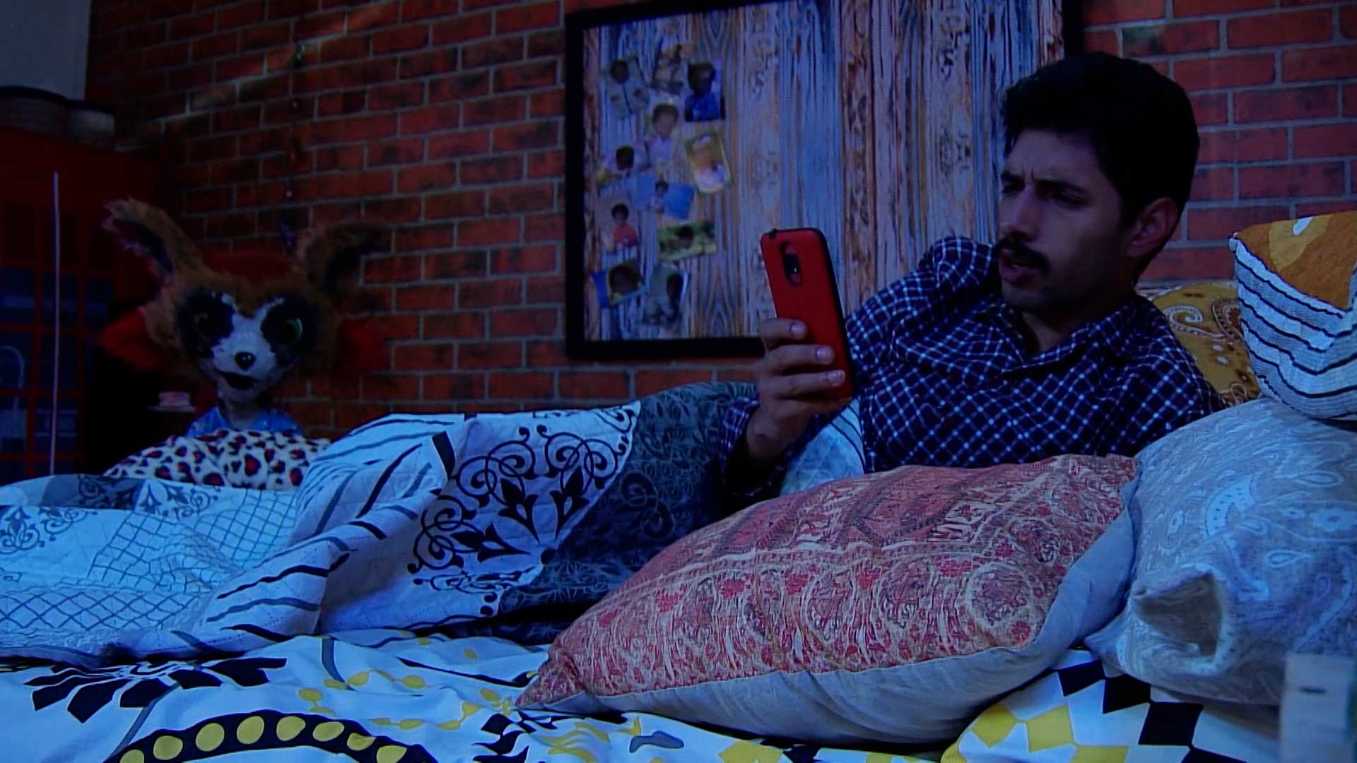 hombre viendo televisión con su peluche