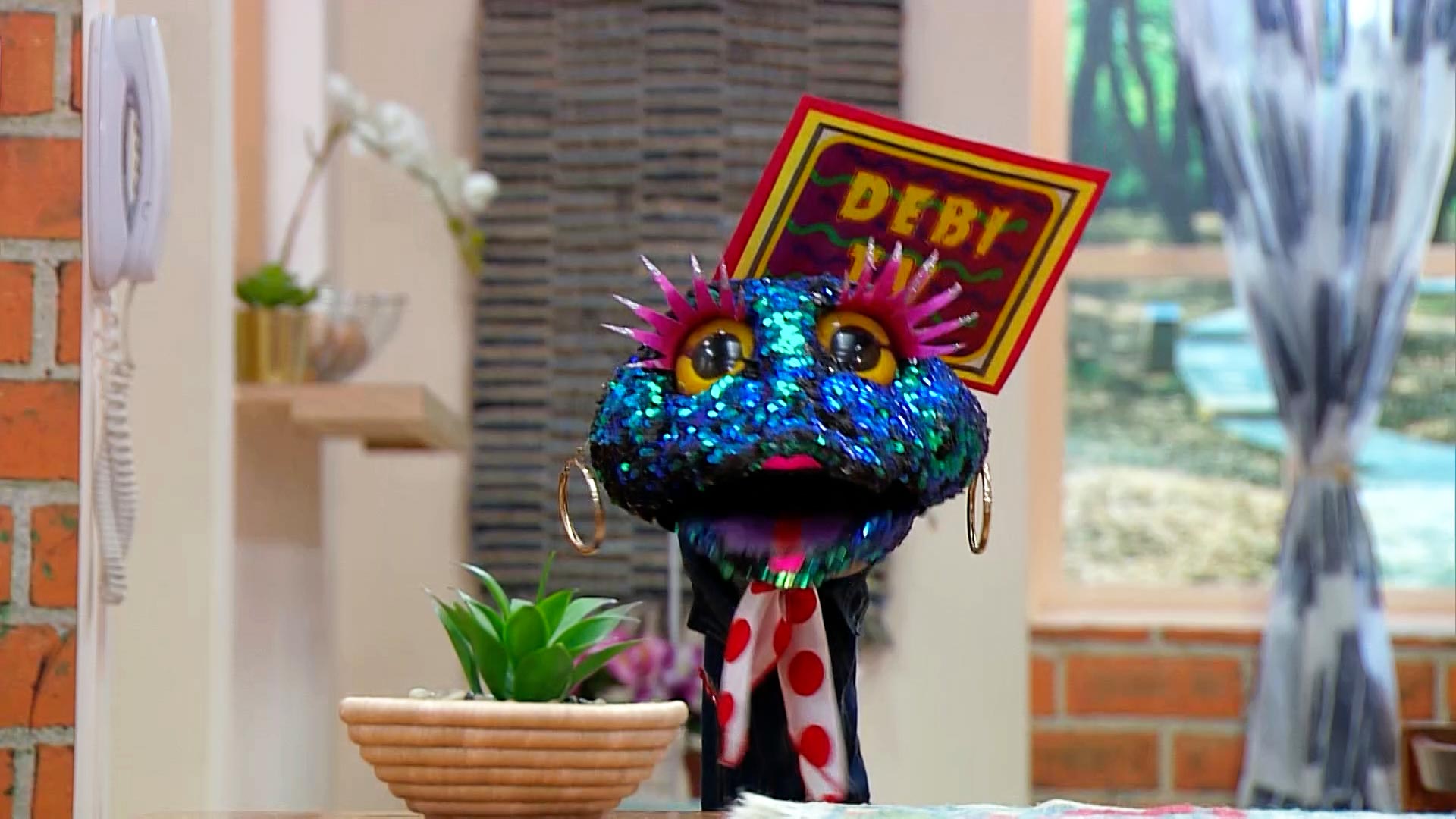 serpiente de lentejuelas maquillada