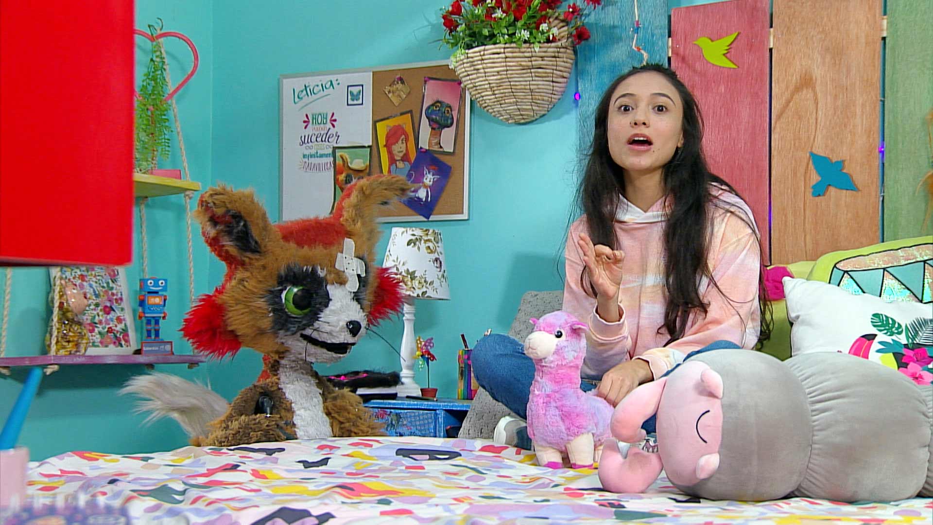 niña empijamada con su amigo zorro 