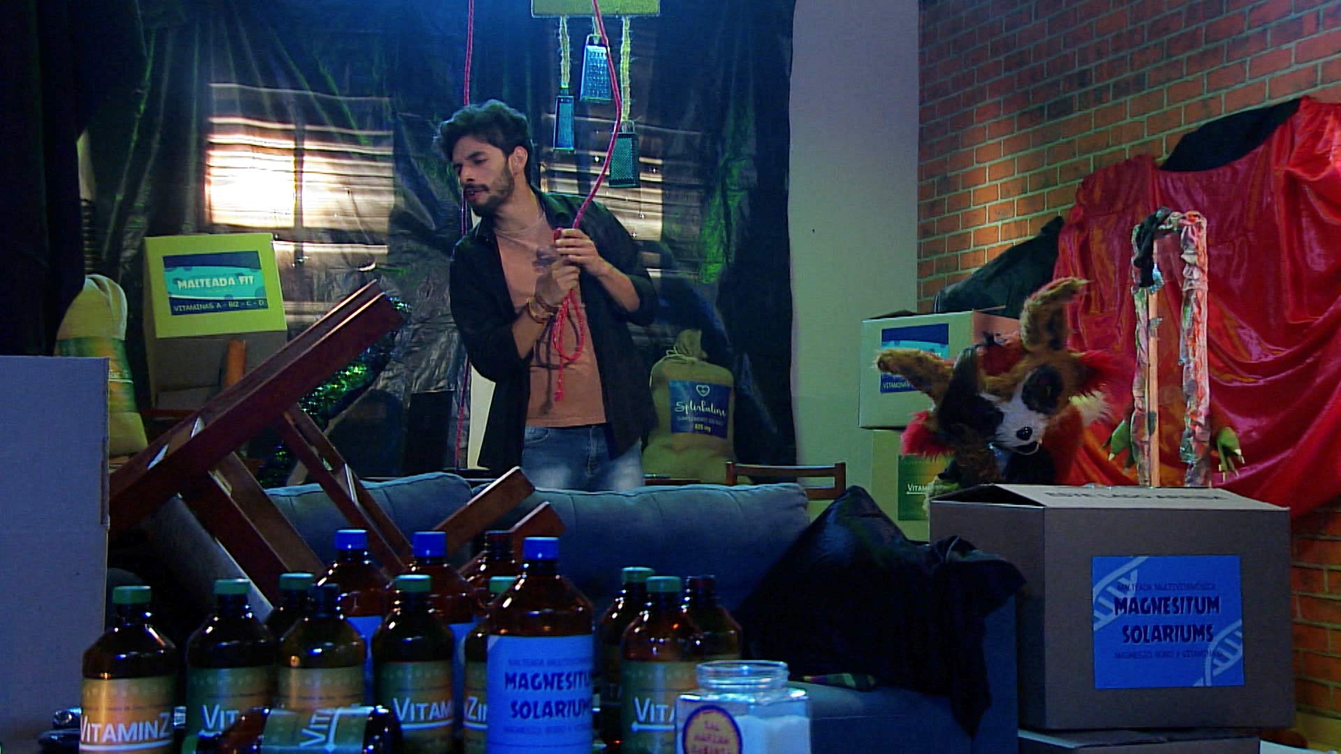 hombre en cuarto oscuro haciendo experimentos