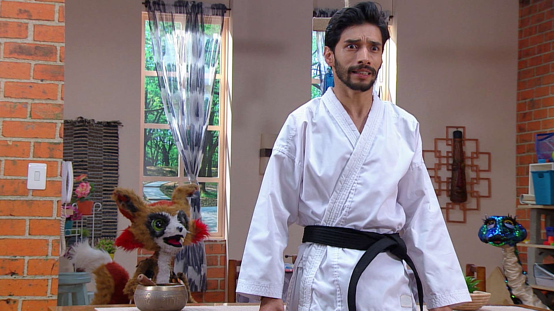 hombre con uniforme de karate