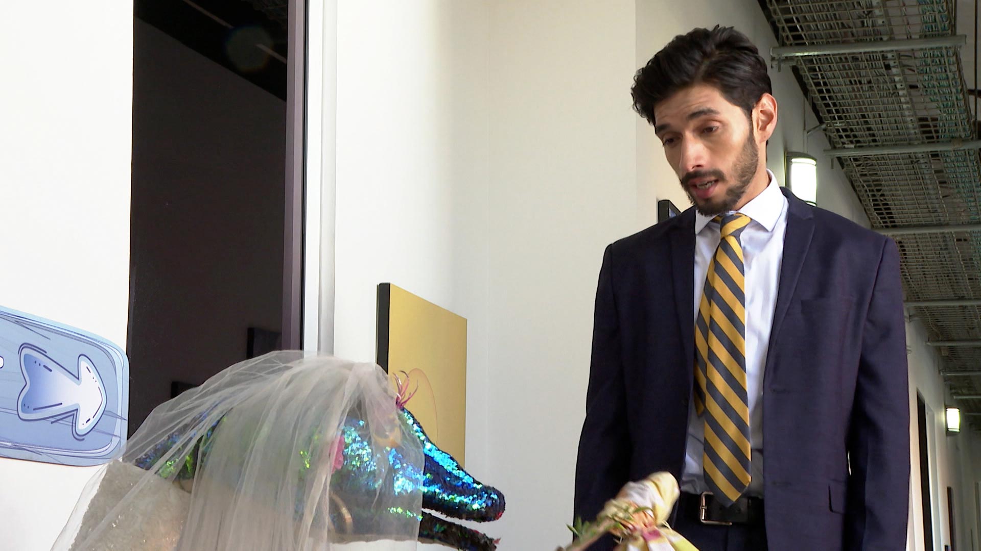 Hombre con traje y culebra con velo 