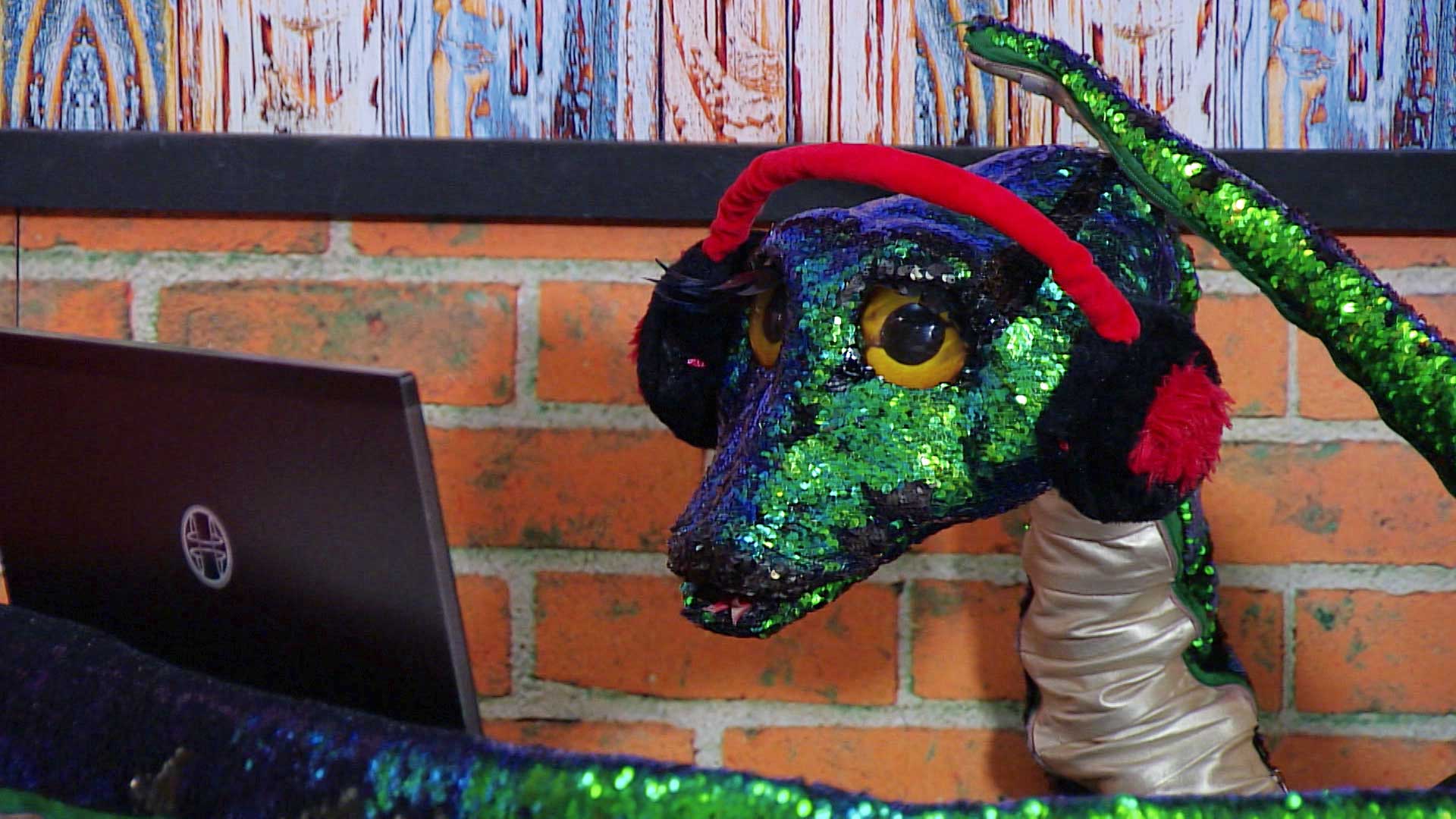 serpiente de lentejuelas con audífonos