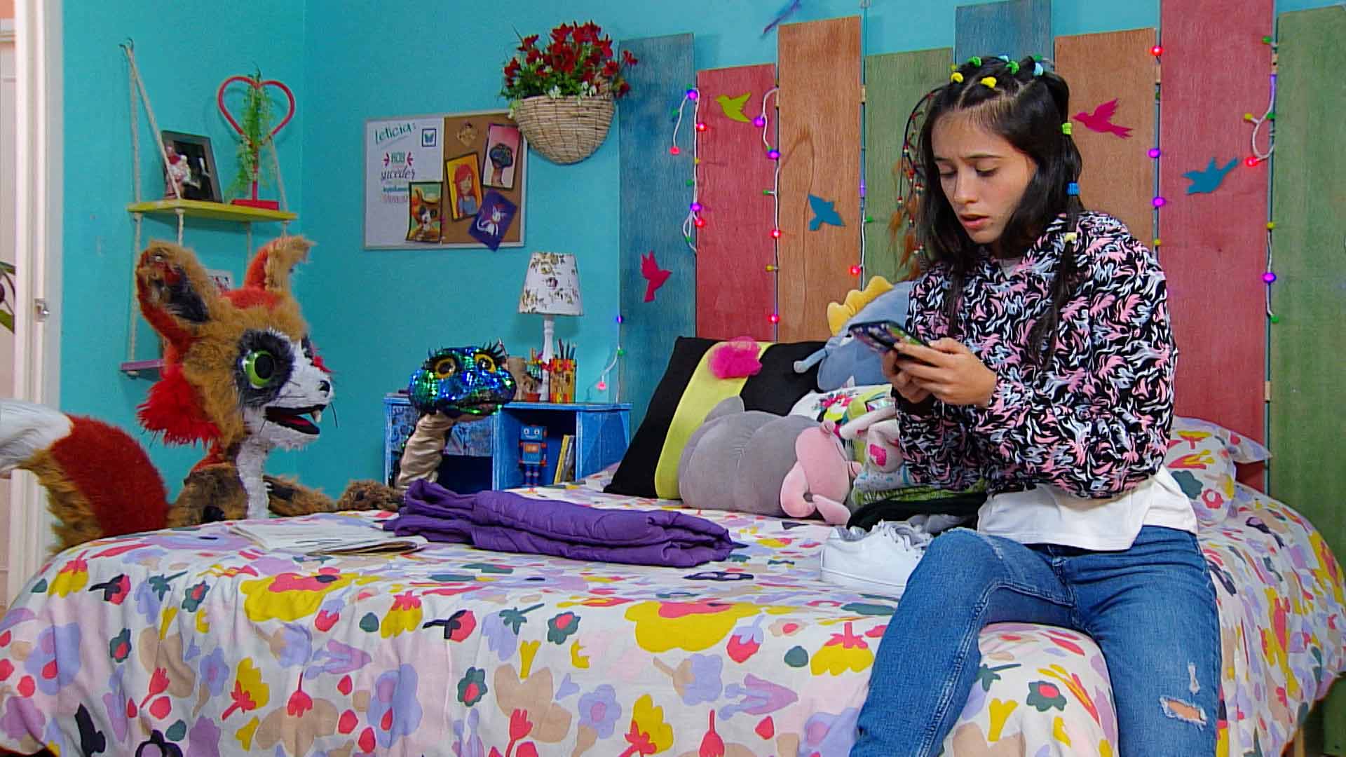 niña en su cama con sus amigos de peluche 