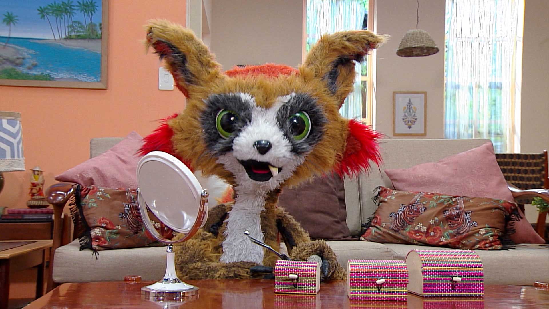 zorro de peluche maquillándose