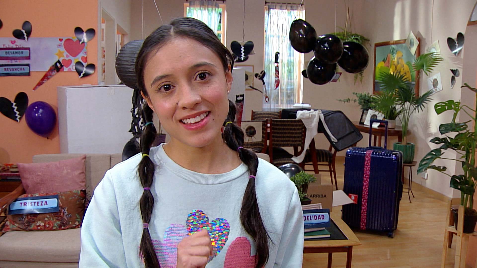 niña en comedor decorado con bombas