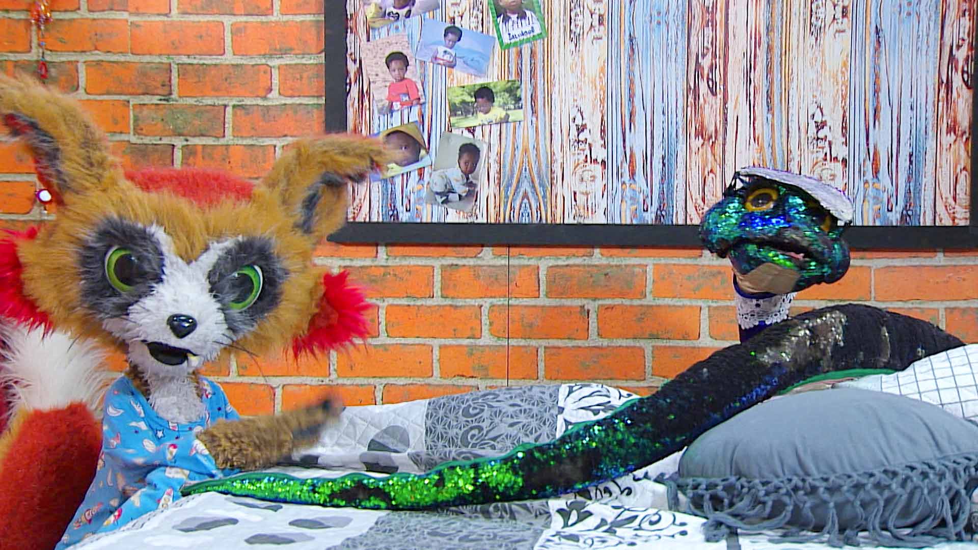 el zorro y la serpiente de peluche preocupados