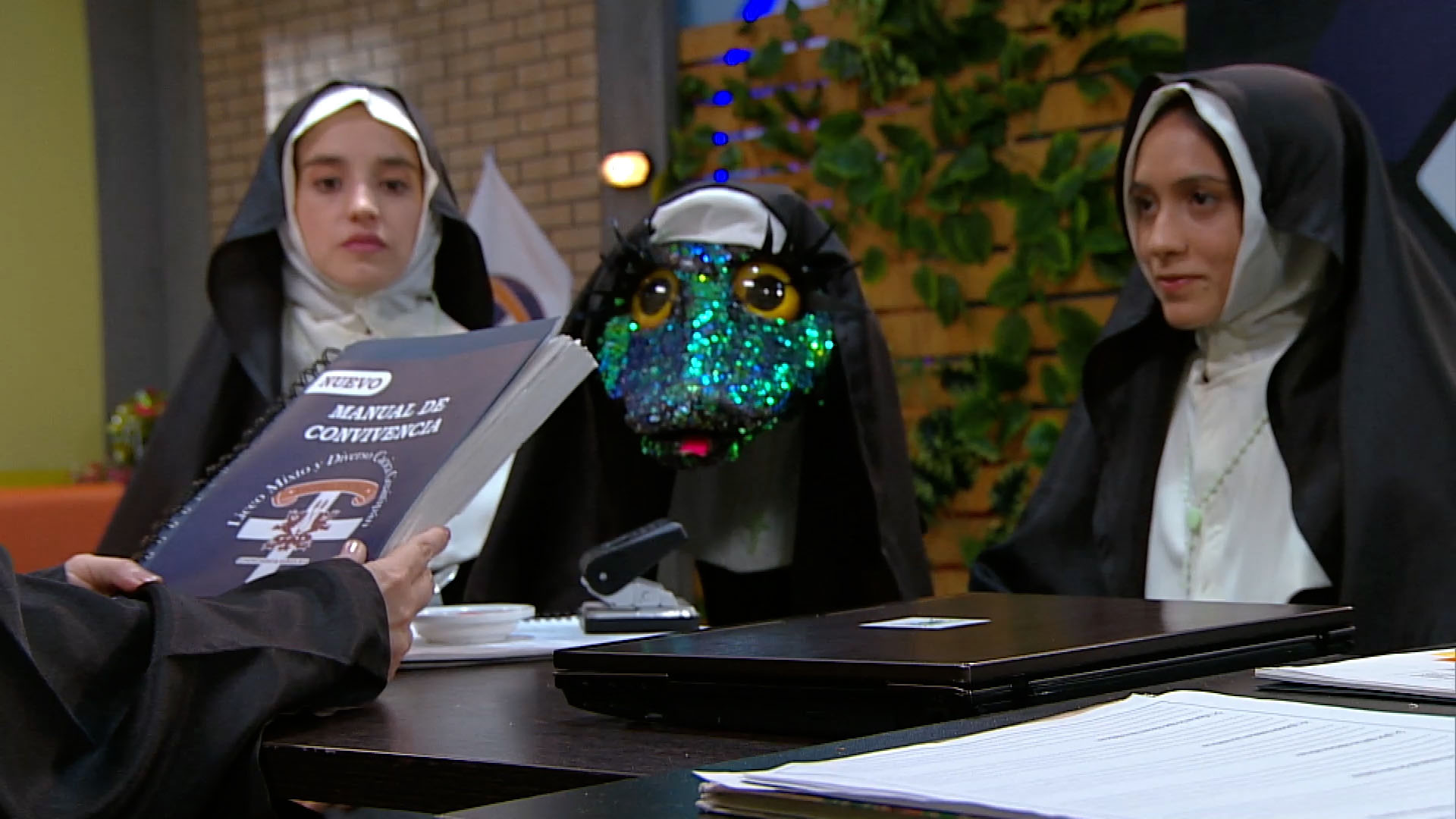 ¡Sigue las aventuras del Salón Arcoíris de por www.rtvcplay.co!