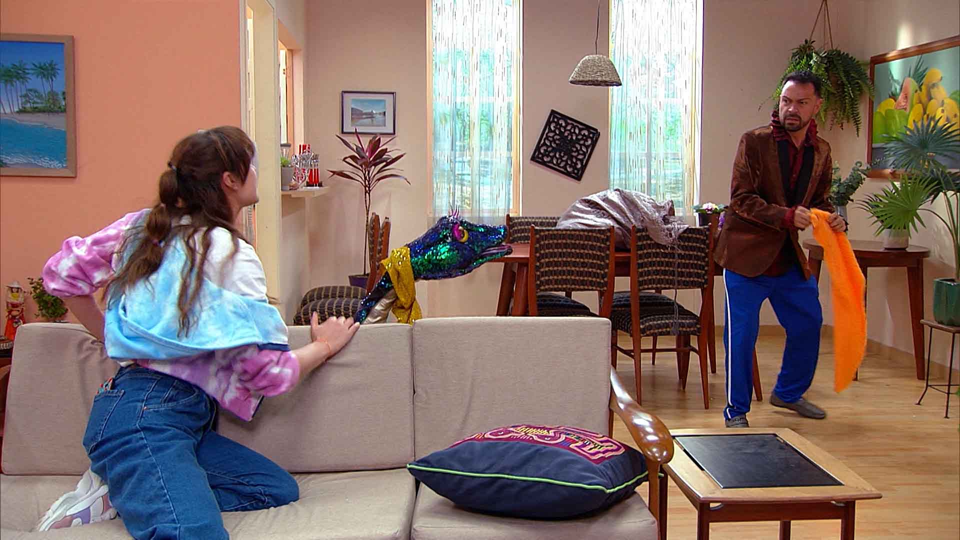 hombre y mujer en su casa teniendo una conversación