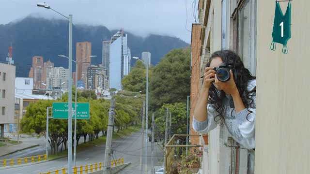 Una mujer tomando fotos por la ventana