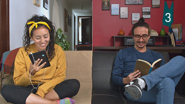 Amigos que se ríen en diferentes habitaciones