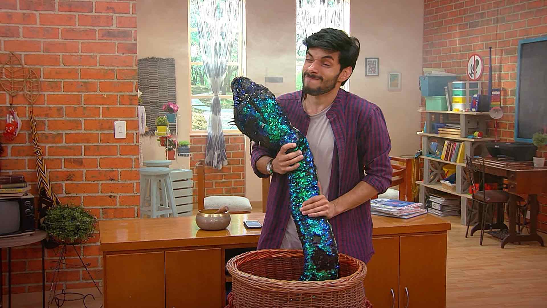 un hombre con una serpiente amazónica en su casa