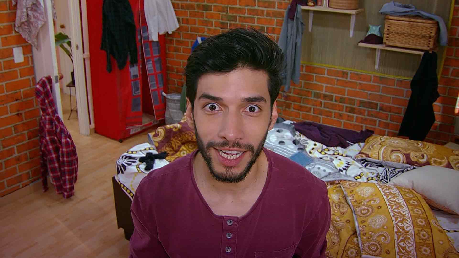 hombre en su cuarto de pared de ladrillos