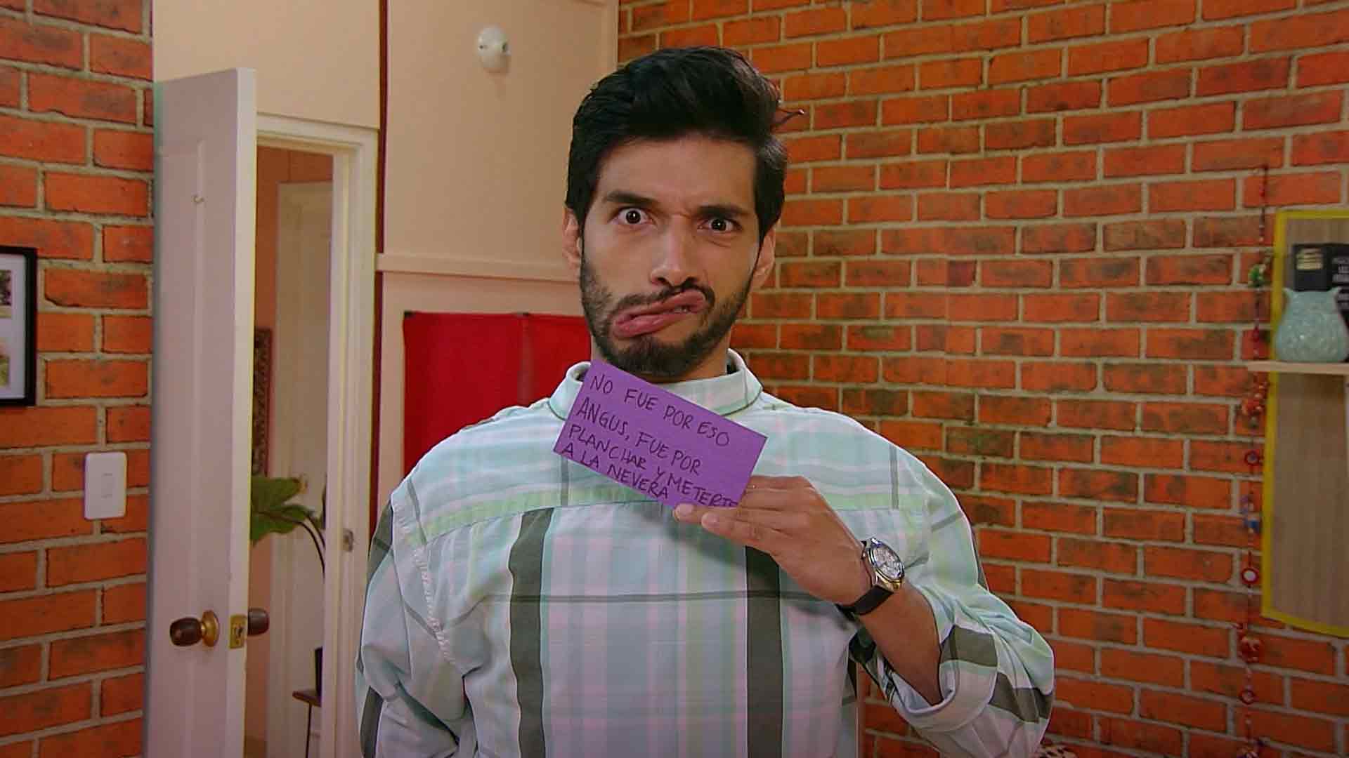 Hombre haciendo muecas 