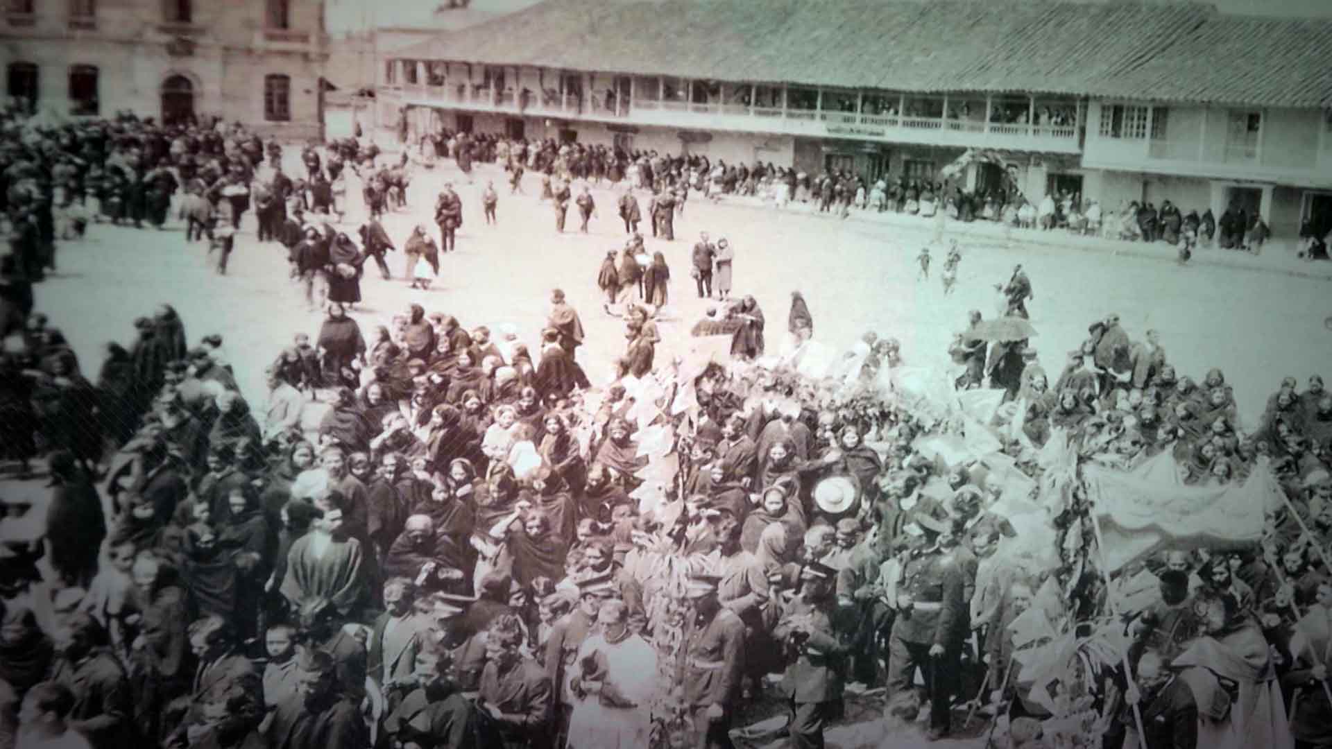 Fotografía antigua en la plaza central de Zipaquira