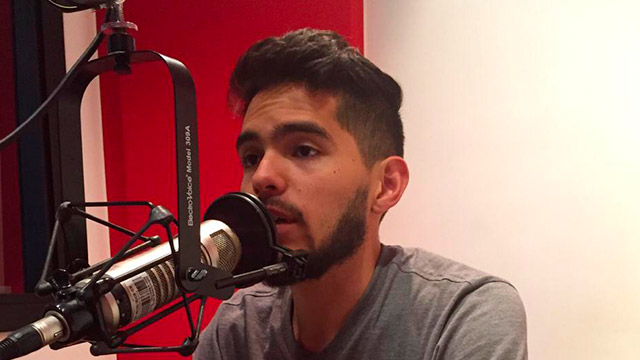 Locutor hablando por micrófono