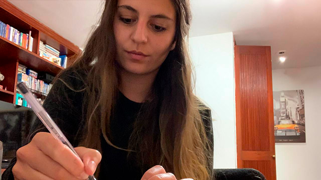 Mujer escribiendo en el estudio de su casa