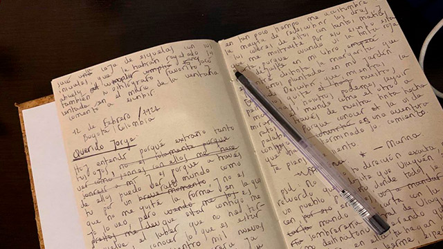 Paginas de un libro escritas en tinta y un esfero