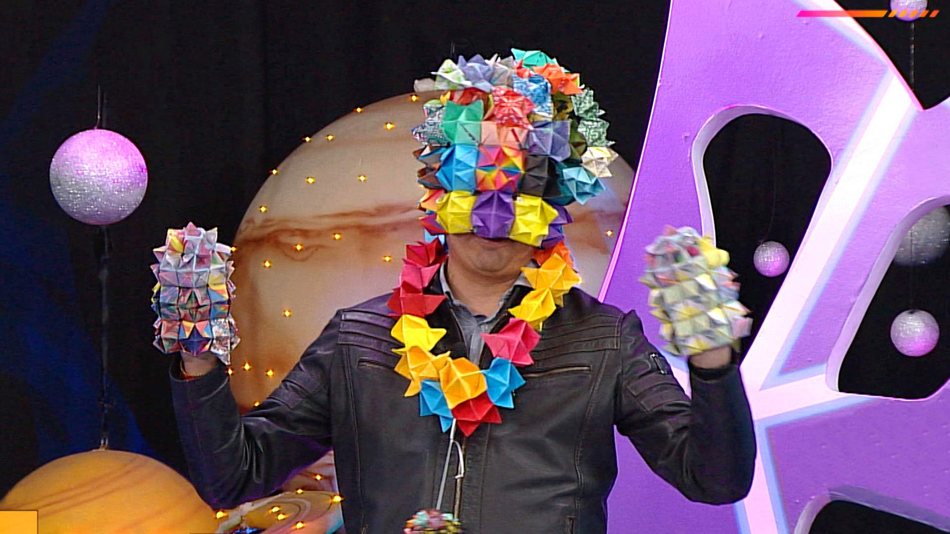 persona con disfraz de materiales reciclables